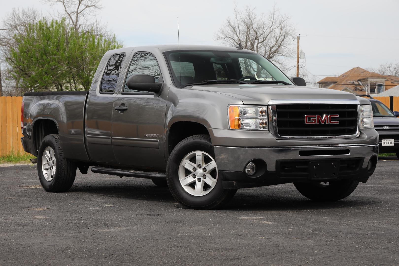 2009 GRAY GMC SIERRA 1500 SLE1 Ext. Cab Long Box 2WD (1GTEC29JX9Z) with an 5.3L V8 OHV 16V engine, 6-SPEED AUTOMATIC transmission, located at 420 E. Kingsbury St., Seguin, TX, 78155, (830) 401-0495, 29.581060, -97.961647 - Photo#0